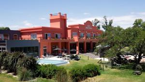 Howard Johnson Chascomus con Pileta